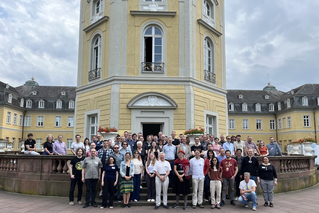Workshop Teilnehmende vor dem Karlsruher Schloss